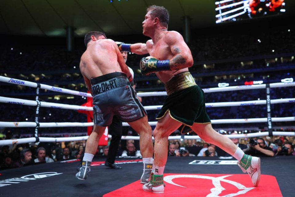 Canelo Alvarez de México golpea a John Ryder de Gran Bretaña durante la pelea por el Campeonato de Peso Supermediano en el Estadio Akron el 6 de mayo de 2023 en Zapopan, México.