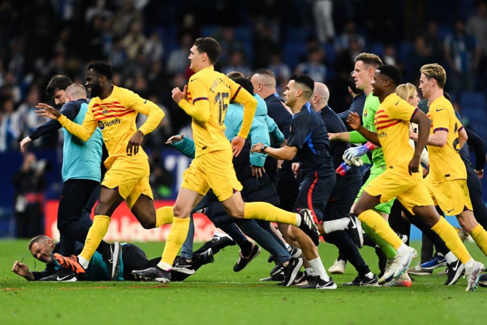 Jugadores del FC Barcelona corren hacia los vestuarios tras la invasión de los fanáticos del Espanyol.