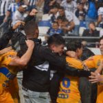 Jugadores de Tigres de la UANL celebran su pase a la final del Torneo Clausura en la Liga MX.