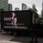 Un billboard móvil contra la candidatura de Ron DeSantis a la presidencia auspiciado por el Comité Nacional Demócrata circula por las calles de Miami, Florida.