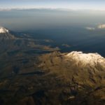 Vista aérea del Popocatépetl y el Iztaccíhuatl.