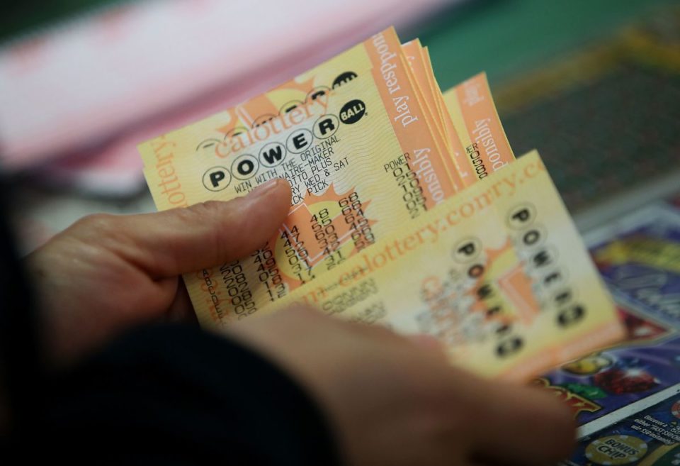 Un cliente con varios boletos de Powerball en un negocio en California.