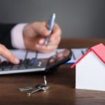 Las tasas hipotecarias siguen más altas que hace un año, lo que complica la adquisición de vivienda en los EE.UU.