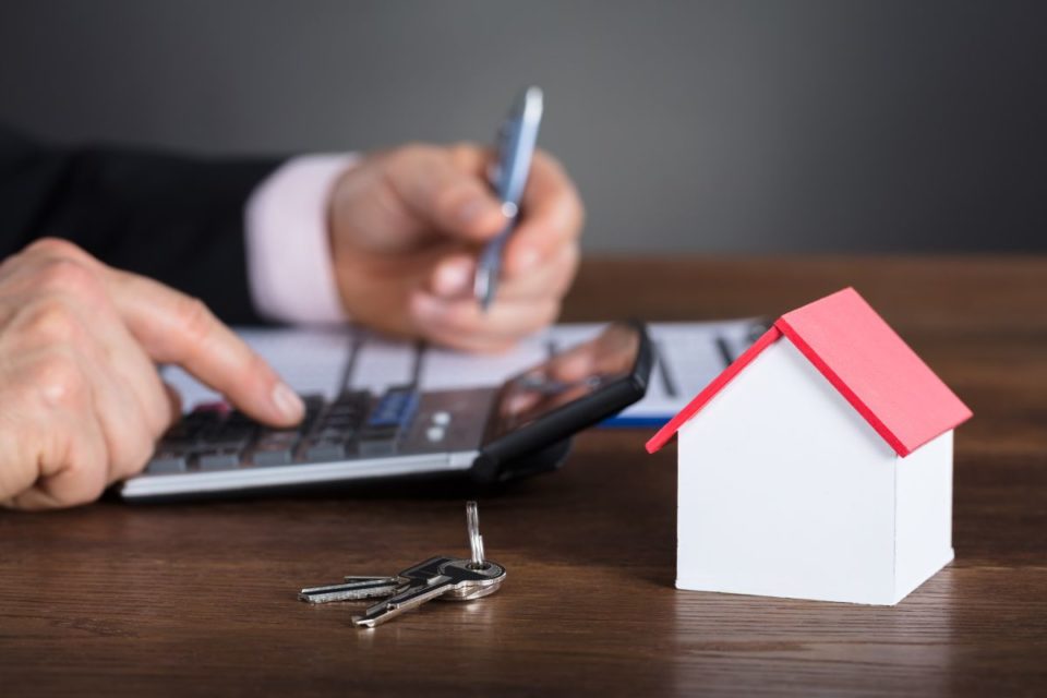 Las tasas hipotecarias siguen más altas que hace un año, lo que complica la adquisición de vivienda en los EE.UU.