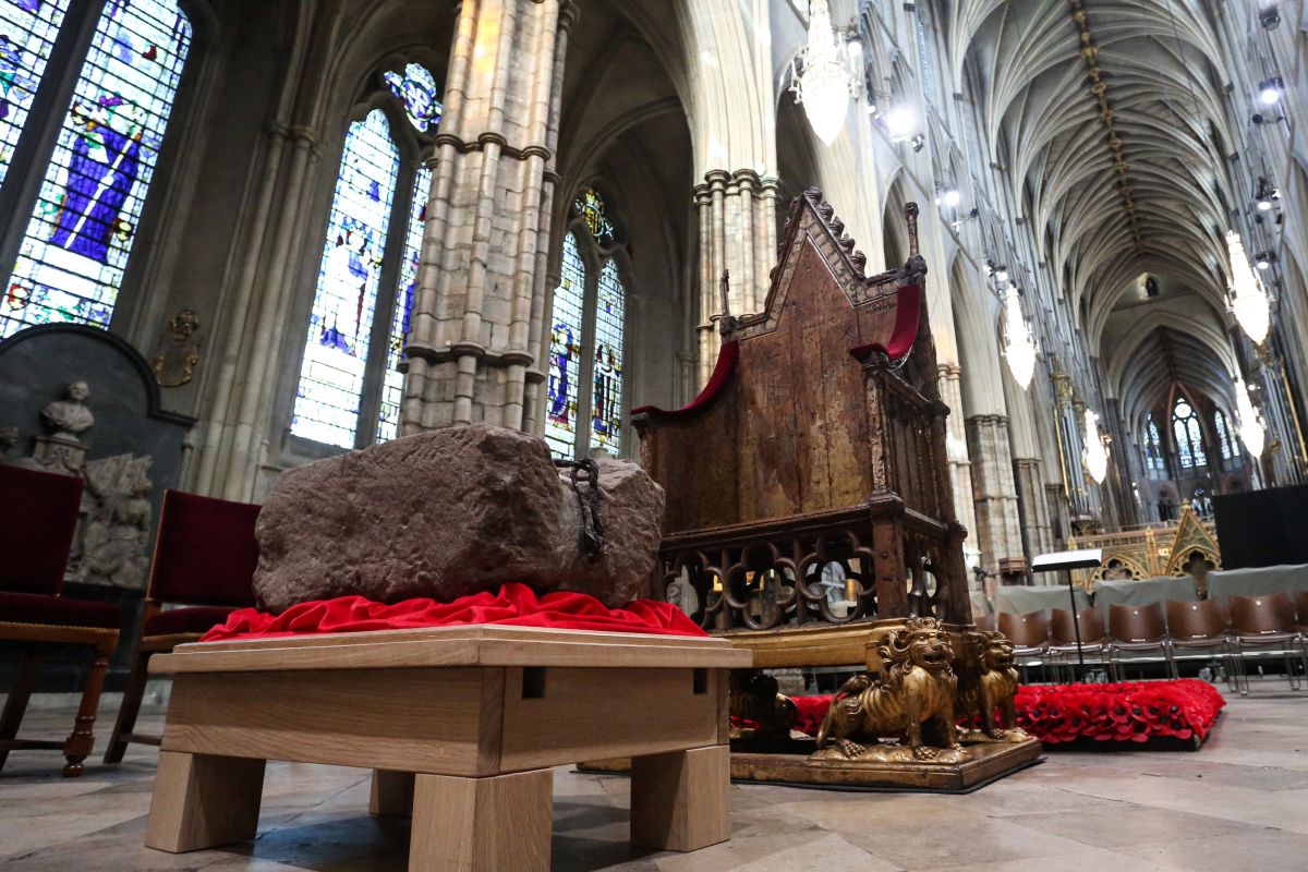 La Piedra del Destino se muestra dentro de la Abadía de Westminster.
