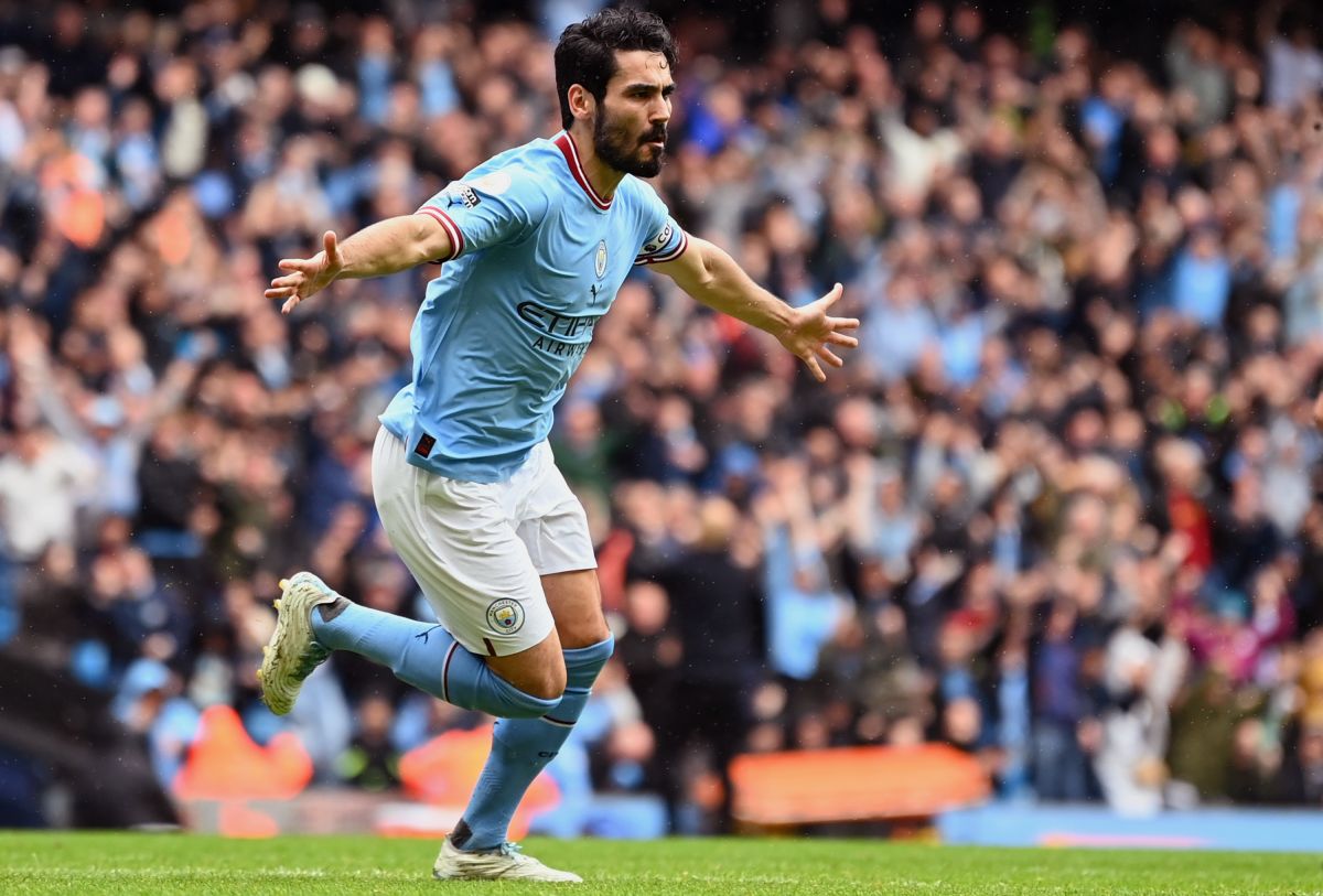 Ilkay Guendogan del Manchester City celebra después de marcar el primer gol de sus lados durante el partido de la Premier League entre el Manchester City y el Leeds United.