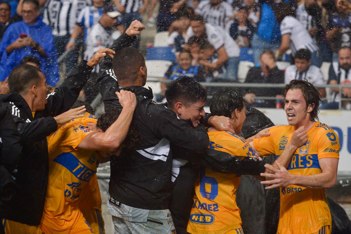 Jugadores de Tigres de la UANL celebran su pase a la final del Torneo Clausura en la Liga MX.