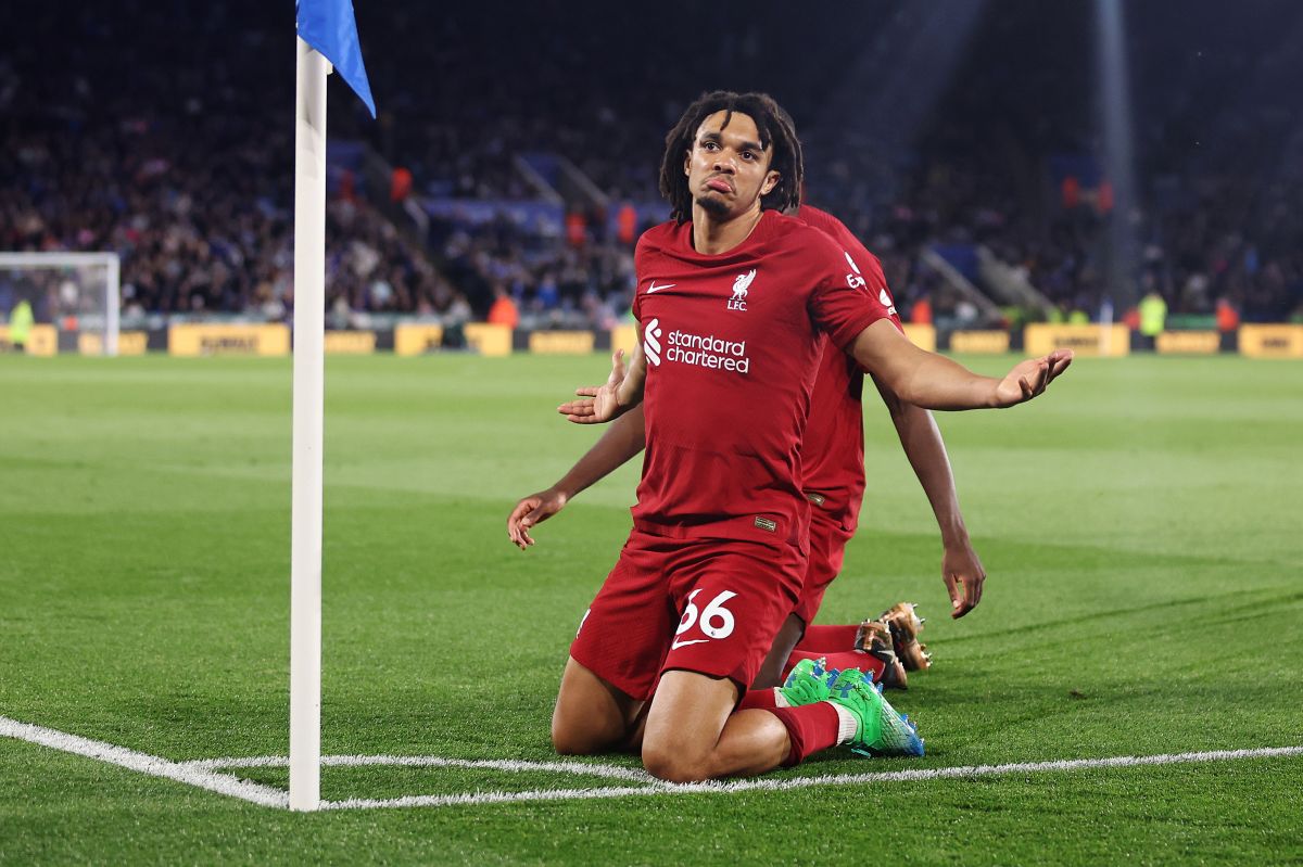 Alexander-Arnold celebra su impresionante gol ante Leicester City.