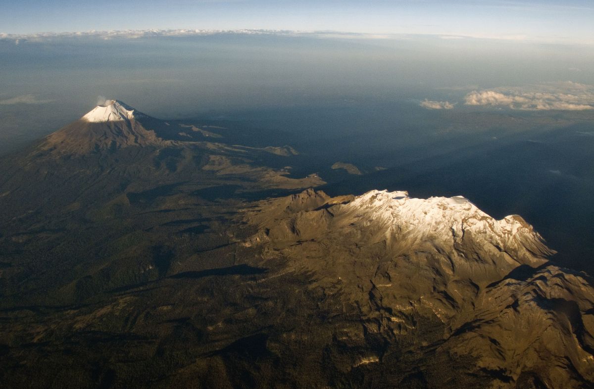 Vista aérea del Popocatépetl y el Iztaccíhuatl.