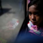 Yelismar Chourio La Rosa, una migrante venezolana de 15 años, llora desde el bus que la trasladará hacia Nicaragua, en Paso Canoas, población fronteriza entre Panamá y Costa Rica para tratar de llegar a EE.UU.