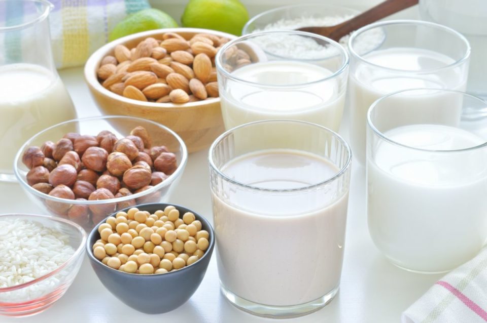 El contenido nutricional varía según el tipo de leches de origen vegetal.
