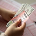 Cada entidad encargada de la lotería decide cómo distribuir los fondos devueltos según su propio criterio.