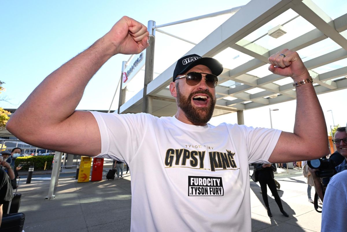 Tyson Fury posa en medio de una conferencia de prensa en Brisbane, Australia.